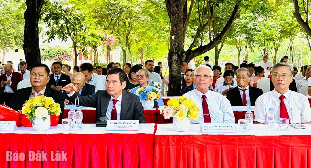 Từ phải sang: Đồng chí Đào Tấn Lộc, đồng chí Lương Minh Sơn dự lễ khai giảng cùng các thành viên Hội đồng Trường Phổ thông Duy Tân.