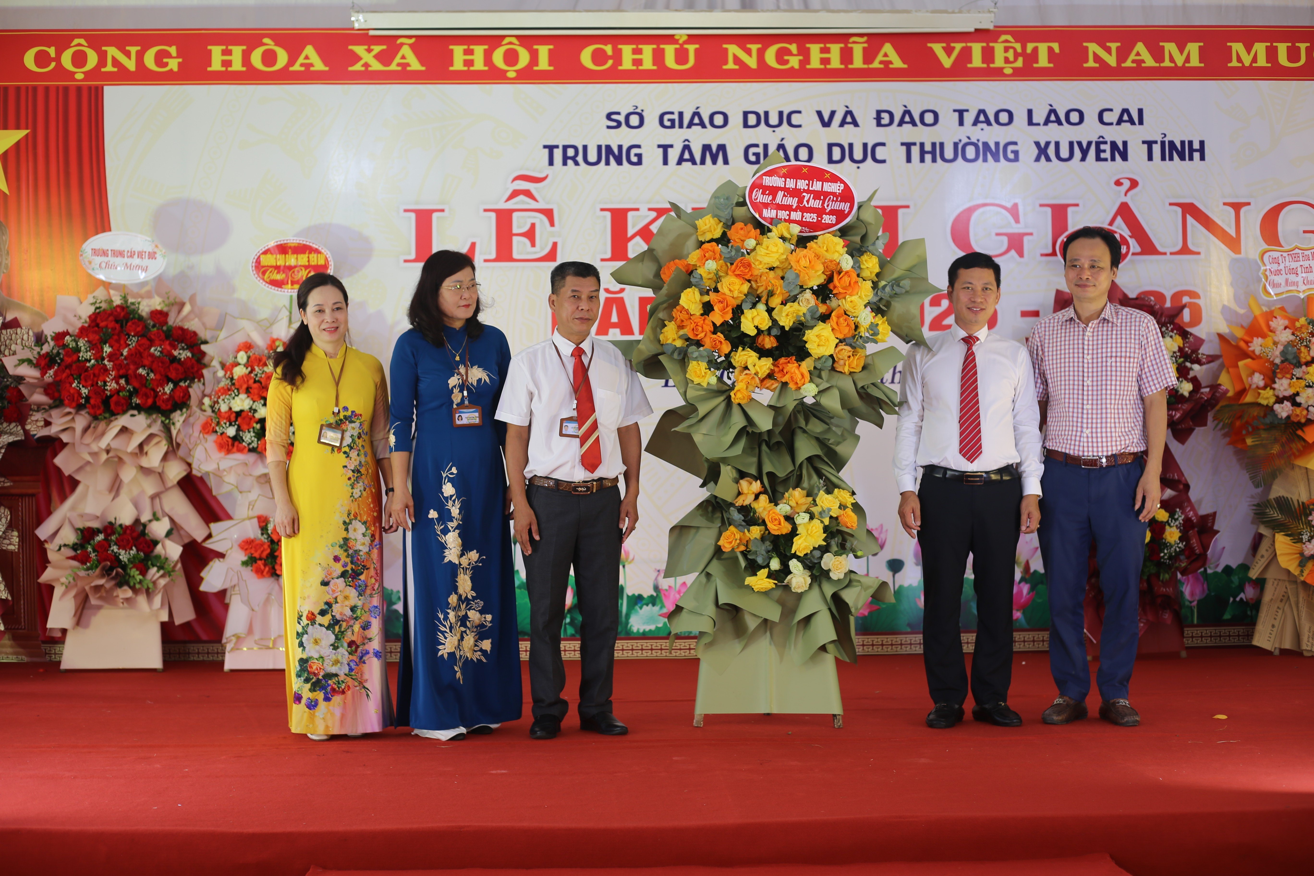 Lãnh đạo Trường Đại học Lâm nghiệp tặng hoa chúc mừng thầy và trò Trung tâm trong Lễ khai giảng năm học 2025 - 2026.