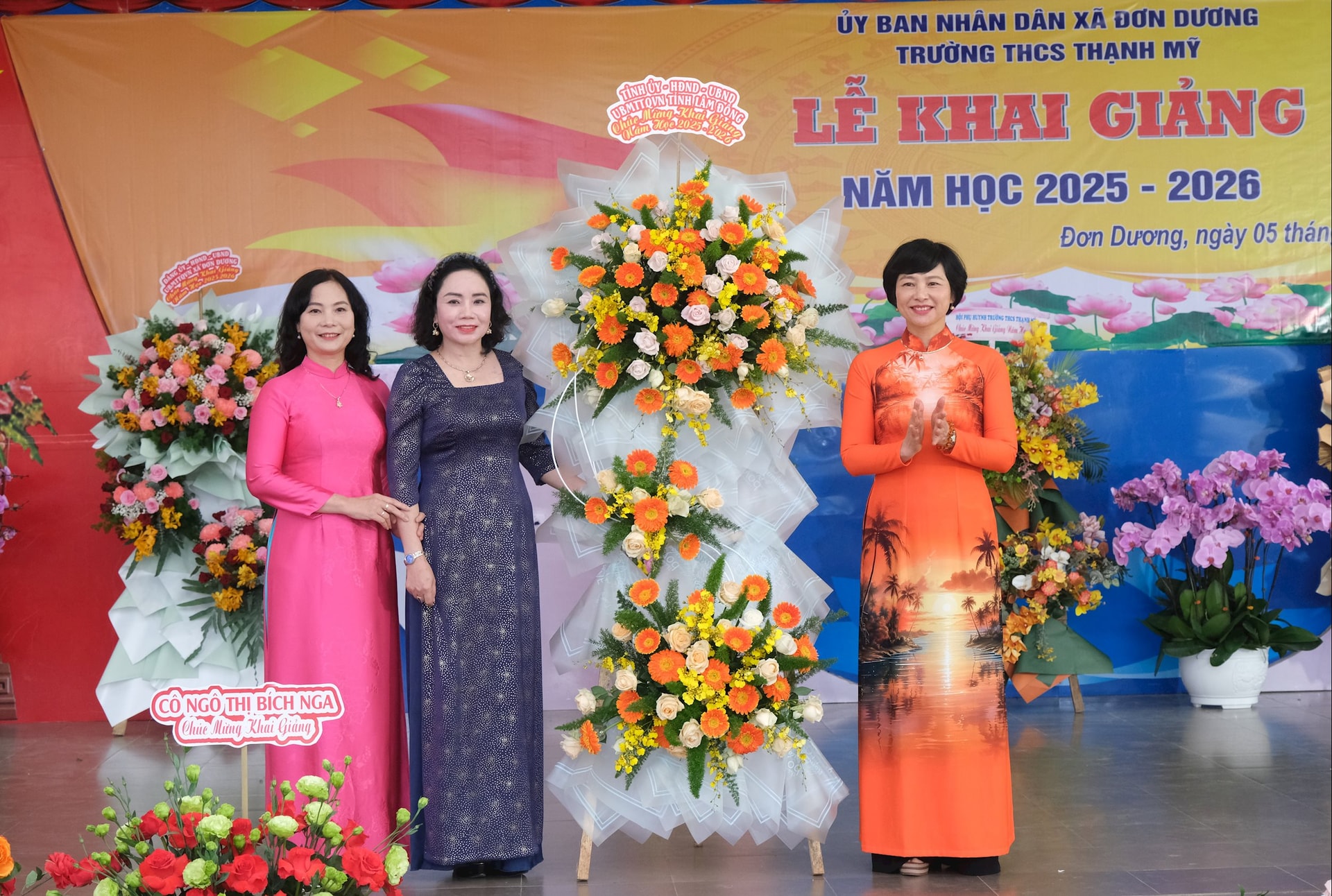 សមមិត្ត Pham Thi Phuc ជូនផ្កាអបអរសាទរ