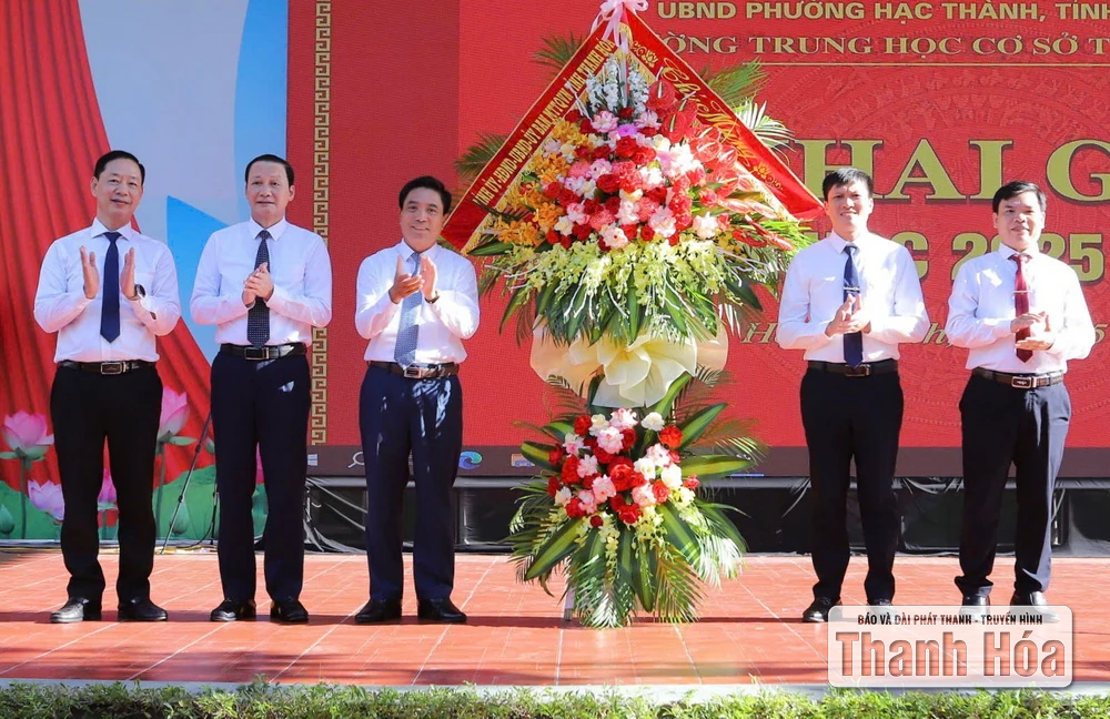 De secretaris van de provinciale partij Nguyen Doan Anh en de voorzitter van het provinciaal volkscomité Do Minh Tuan woonden de openingsceremonie van het schooljaar 2025-2026 op de Tran Mai Ninh middelbare school bij.