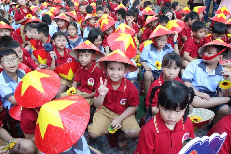 Học sinh ở TP Huế hân hoan vào năm học mới -1