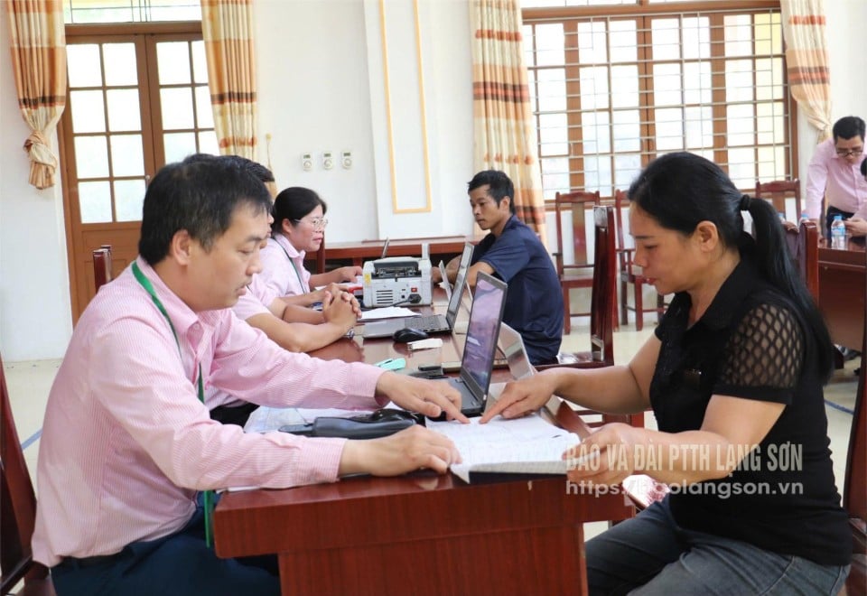 Staff of the Binh Gia Social Policy Bank Transaction Office promote the student credit program to the people.