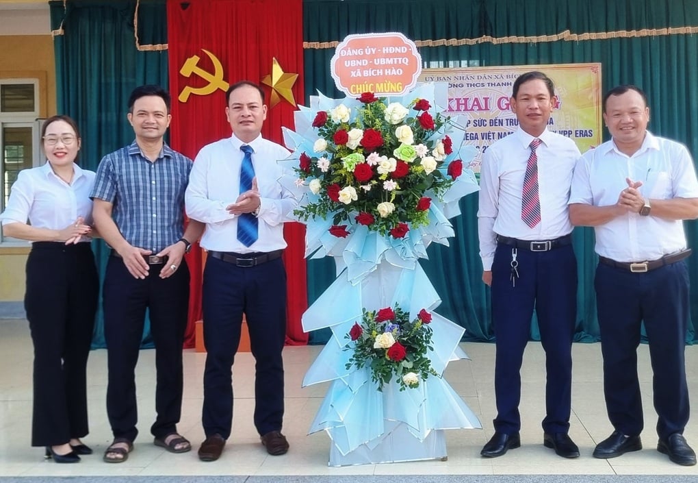 Món quà bất ngờ của Phó Bí thư Đảng ủy xã trong lễ khai giảng - 1