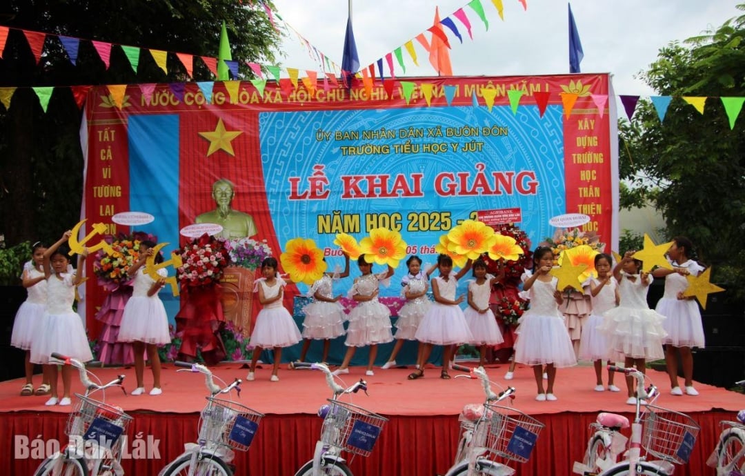 សិស្សសាលាបឋមសិក្សា អ៊ី ជូ សំដែងក្នុងពិធីបើក។