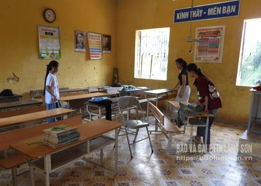 Cô và trò Trường Phổ thông dân tộc bán trú Tiểu học và THCS Tân Minh vệ sinh lớp học chuẩn bị năm học mới