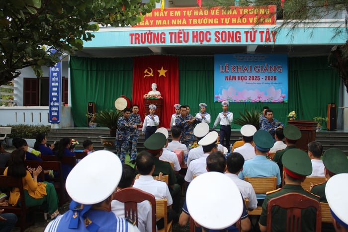 Rộn ràng không khí khai giảng năm học mới ở Trường Sa- Ảnh 7.
