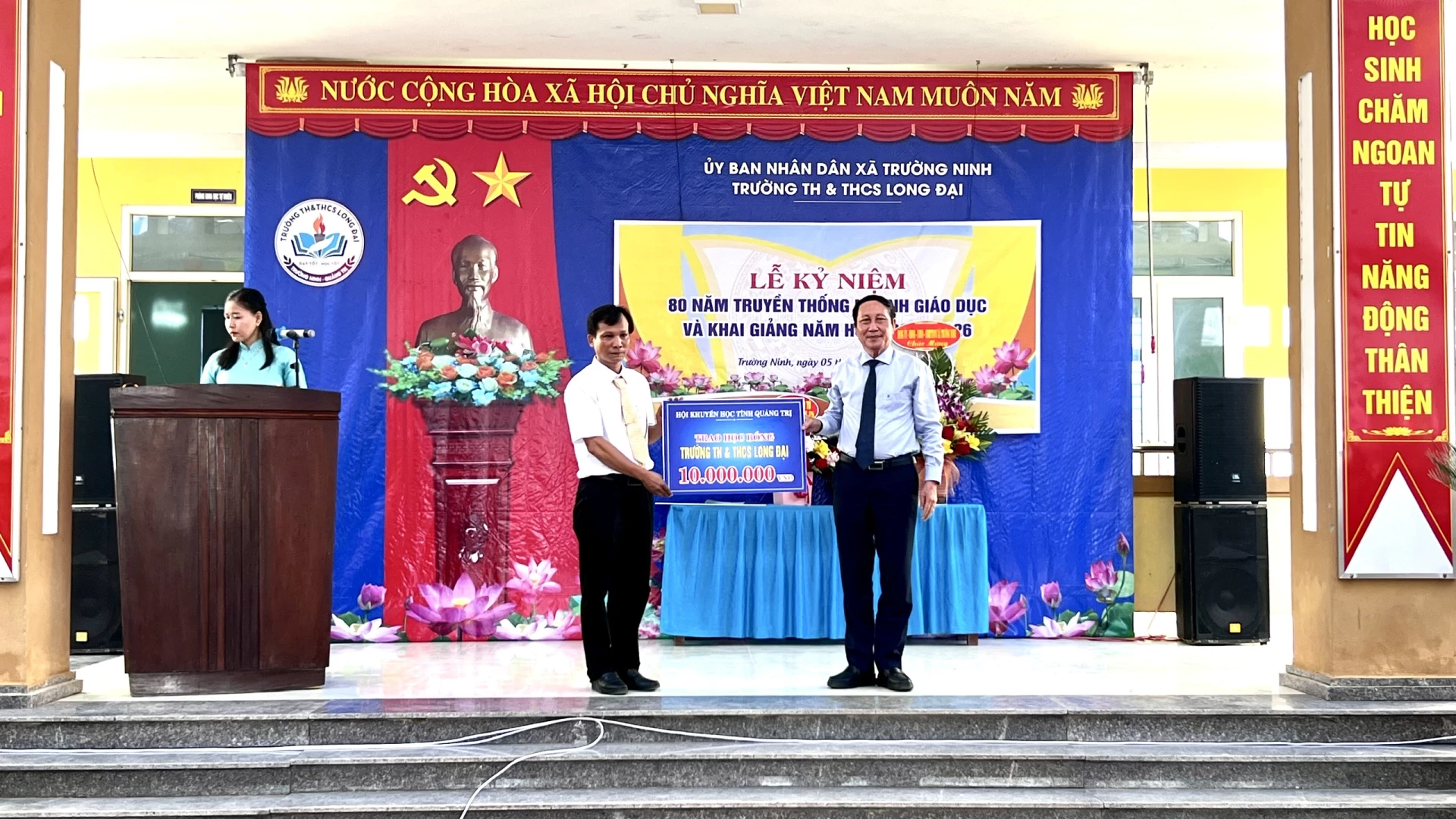 តំណាង​សមាគម​ខេត្ត​លើក​កម្ពស់​ការ​អប់រំ​ផ្តល់​អាហារូបករណ៍​ដល់​សិស្ស​ដែល​មាន​ស្ថានភាព​លំបាក។