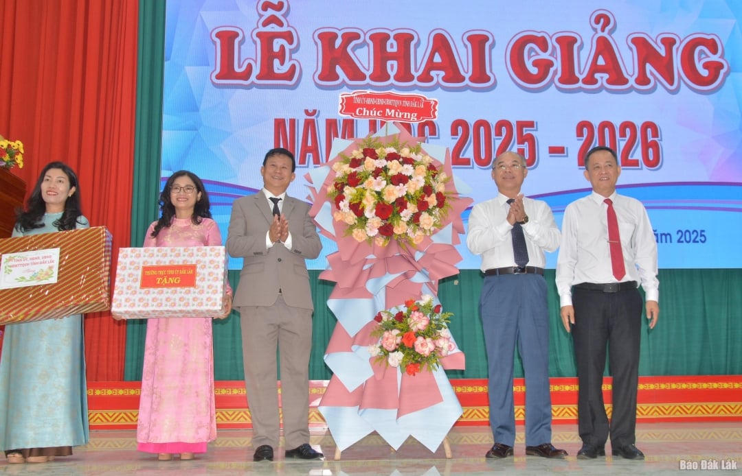 Đồng chí Trương Công Thái, Phó Chủ tịch UBND tỉnh (thứ hai từ bên phải qua) tặng hoa, chúc mừng thầy trò Trường THPT chuyên Nguyễn Du.
