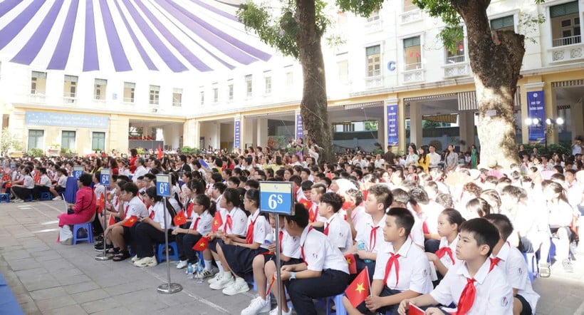 Schüler der Trung Vuong Secondary School begrüßen das neue Schuljahr. (Foto: NGUYEN ANH)