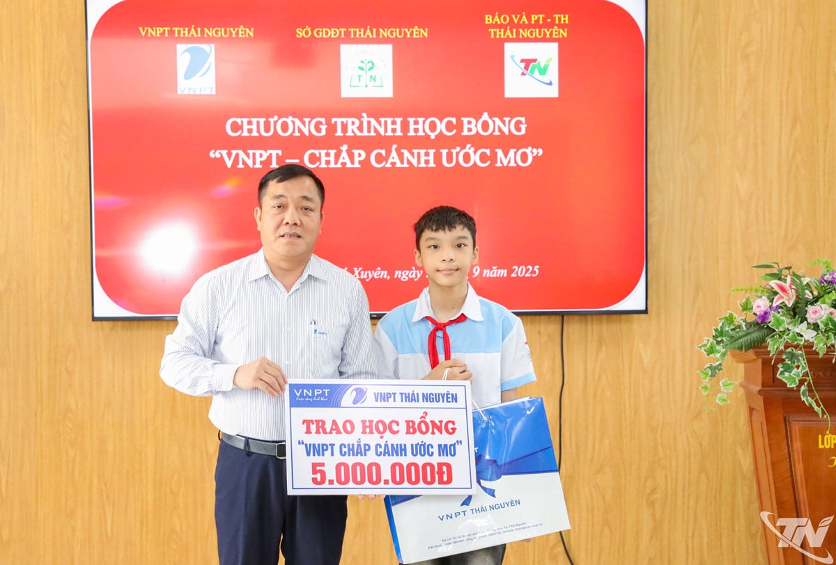 Đại diện lãnh đạo VNPT Thái Nguyên trao học bổng cho em Hoàng Trung Kiên (Trường THCS Nguyễn Du, phường Sông Công).