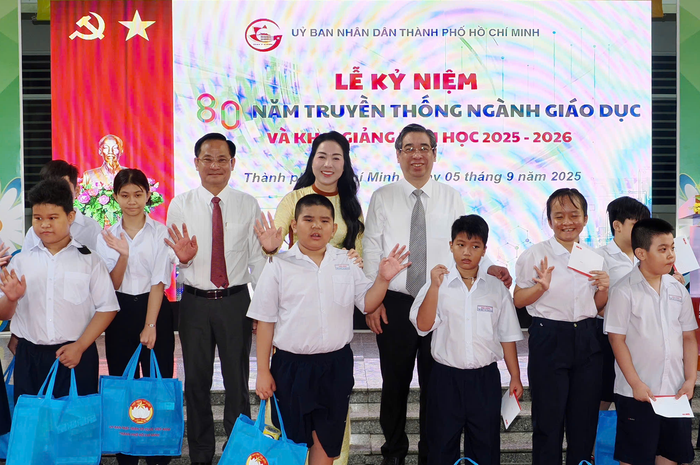 Học sinh TPHCM sẻ chia cùng đồng bào vùng lũ trong lễ khai giảng- Ảnh 8.