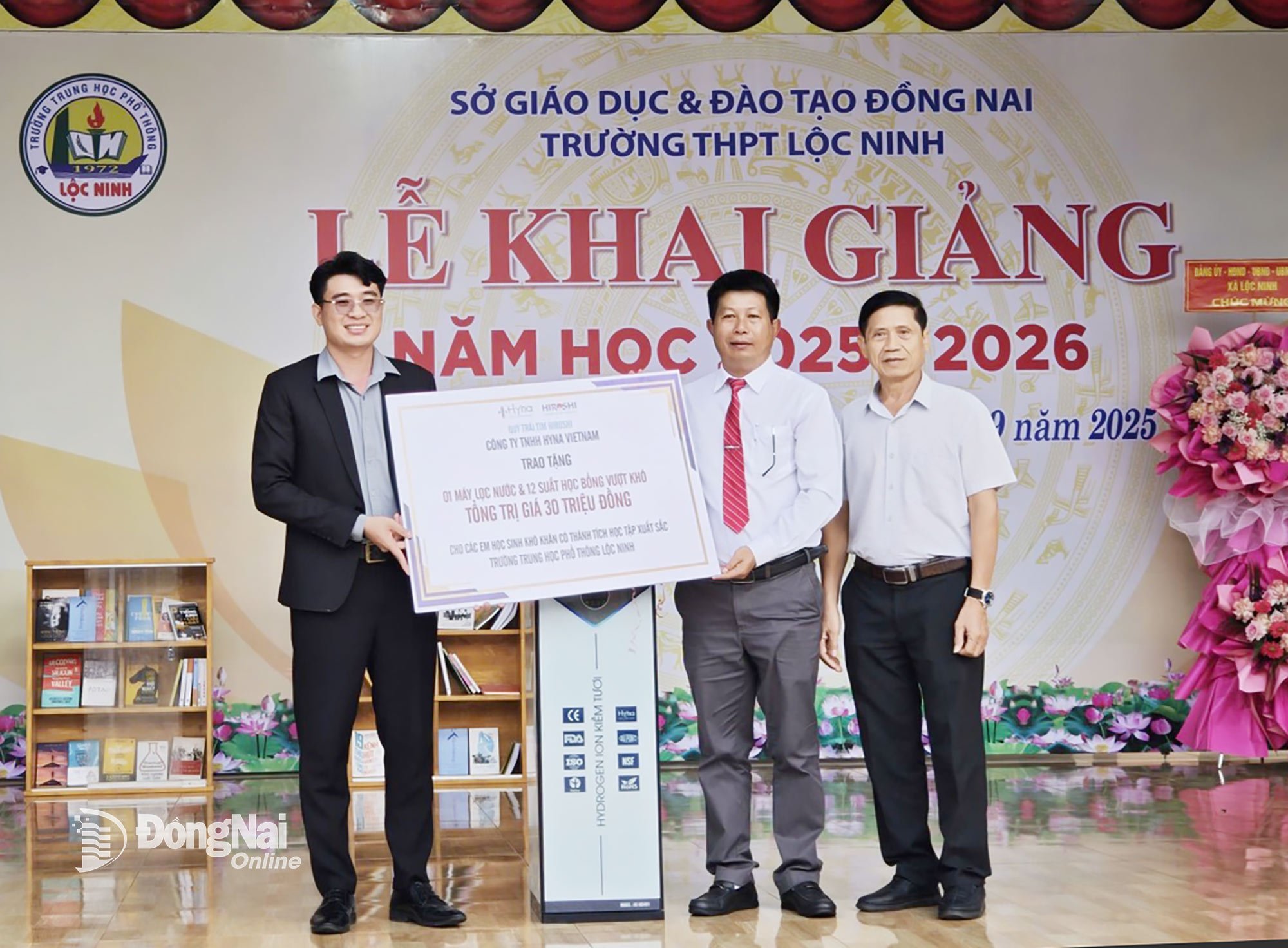 하이나 베트남(Hyna Vietnam Co., Ltd.)의 레 후인 응아(Le Huynh Nga) 이사가 록닌 고등학교 학생들에게 정수기와 장학금을 전달했습니다. 사진: 덕 두이(Duck Duy) 