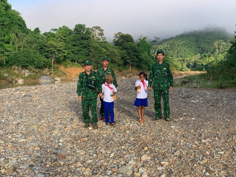 Lính biên phòng cõng các em nhỏ vượt suối đến trường trong Ngày khai giảng- Ảnh 4.