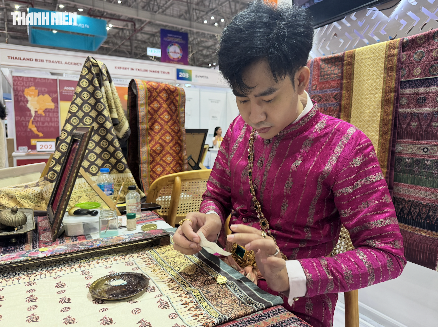 Trai đẹp Thái Lan hồi sinh vải thất truyền 400 năm gây 'sốt' hội chợ du lịch- Ảnh 1.