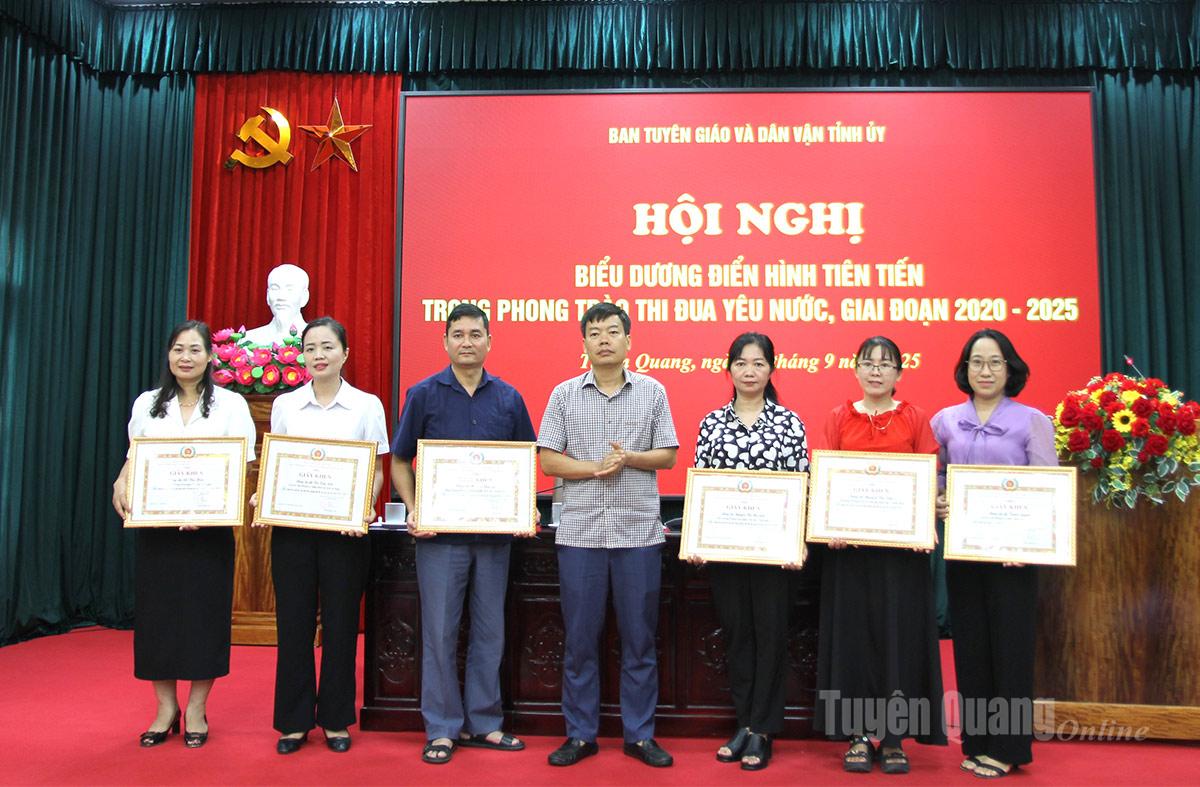 សមមិត្ត Nguyen Lam Son អនុប្រធានគណៈកម្មាធិការឃោសនា និងចលនាមហាជននៃគណៈកម្មាធិការបក្សខេត្ត បានប្រគល់ប័ណ្ណសរសើរដល់បុគ្គលដែលមានស្នាដៃក្នុងចលនាត្រាប់តាមស្នេហាជាតិ ដំណាក់កាល ២០២០-២០២៥។