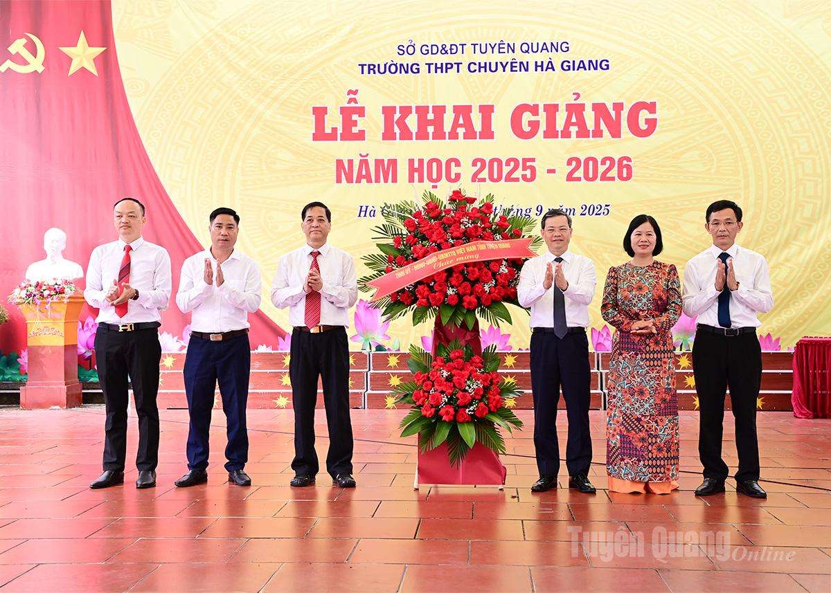 ប្រធានក្រុមប្រឹក្សាប្រជាជនខេត្ត លោក Nguyen Van Son បានជូនកម្រងផ្កាអបអរសាទរលោកគ្រូ អ្នកគ្រូ និងសិស្សានុសិស្សនៃវិទ្យាល័យឯកទេស Ha Giang ក្នុងឱកាសពិធីបើកបវេសនកាលឆ្នាំសិក្សាថ្មី។