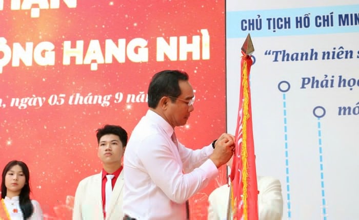 Học sinh TPHCM sẻ chia cùng đồng bào vùng lũ trong lễ khai giảng- Ảnh 5.