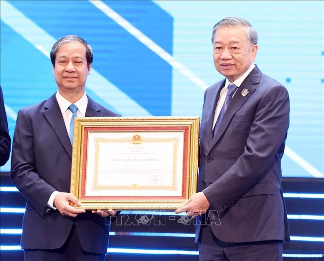 អគ្គលេខាធិកា To Lam ប្រគល់មេដាយការងារថ្នាក់ទី១ ដល់ក្រសួងអប់រំ និងបណ្តុះបណ្តាល។ រូបថត៖ Thong Nhat/VNA