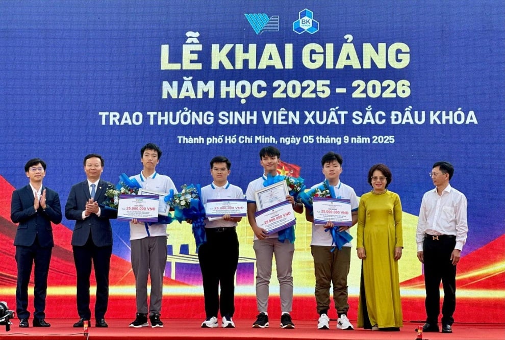 Các trường đại học, cao đẳng đồng loạt tổ chức khai giảng năm học mới - 3