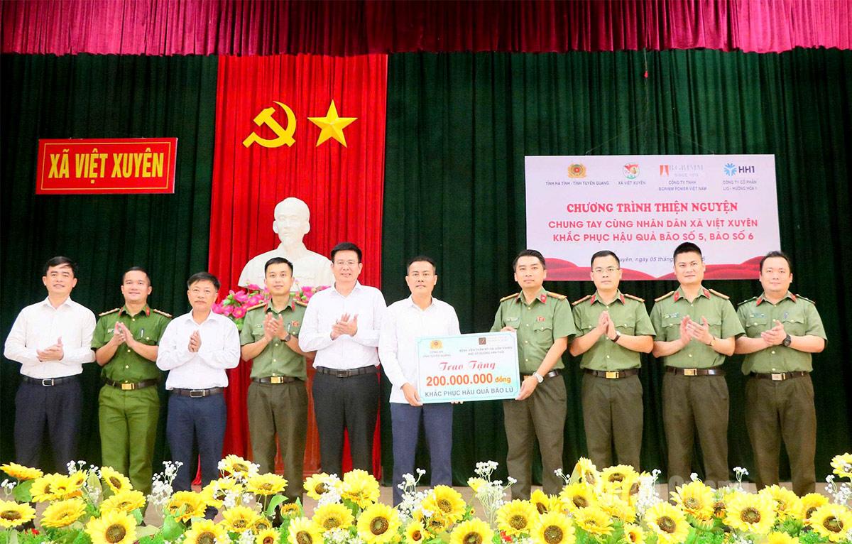 ប៉ូលីសខេត្ត Tuyen Quang បានសម្របសម្រួលជាមួយអង្គភាពដែលអមដំណើរដើម្បីបង្ហាញជំនួយសង្គ្រោះគ្រោះមហន្តរាយដល់គណៈកម្មាធិការប្រជាជនឃុំ Viet Xuyen ខេត្ត Ha Tinh។