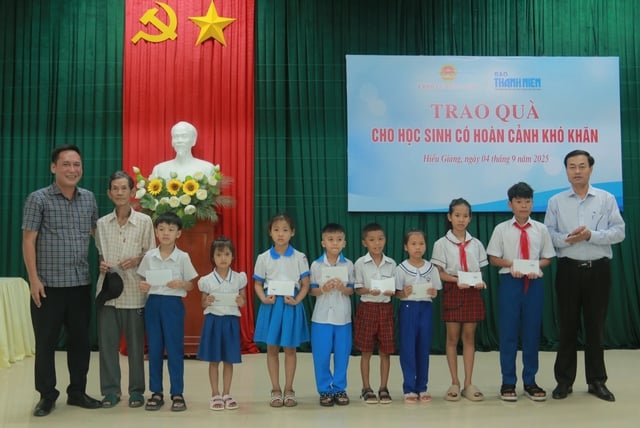 Báo Thanh Niên tặng 20 xe đạp cho các em học sinh nghèo Quảng Trị- Ảnh 2.