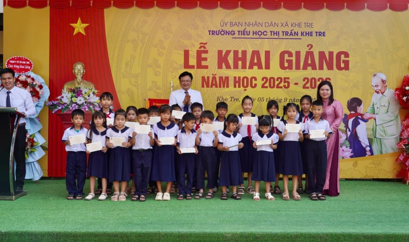 Học sinh ở TP Huế hân hoan vào năm học mới -0