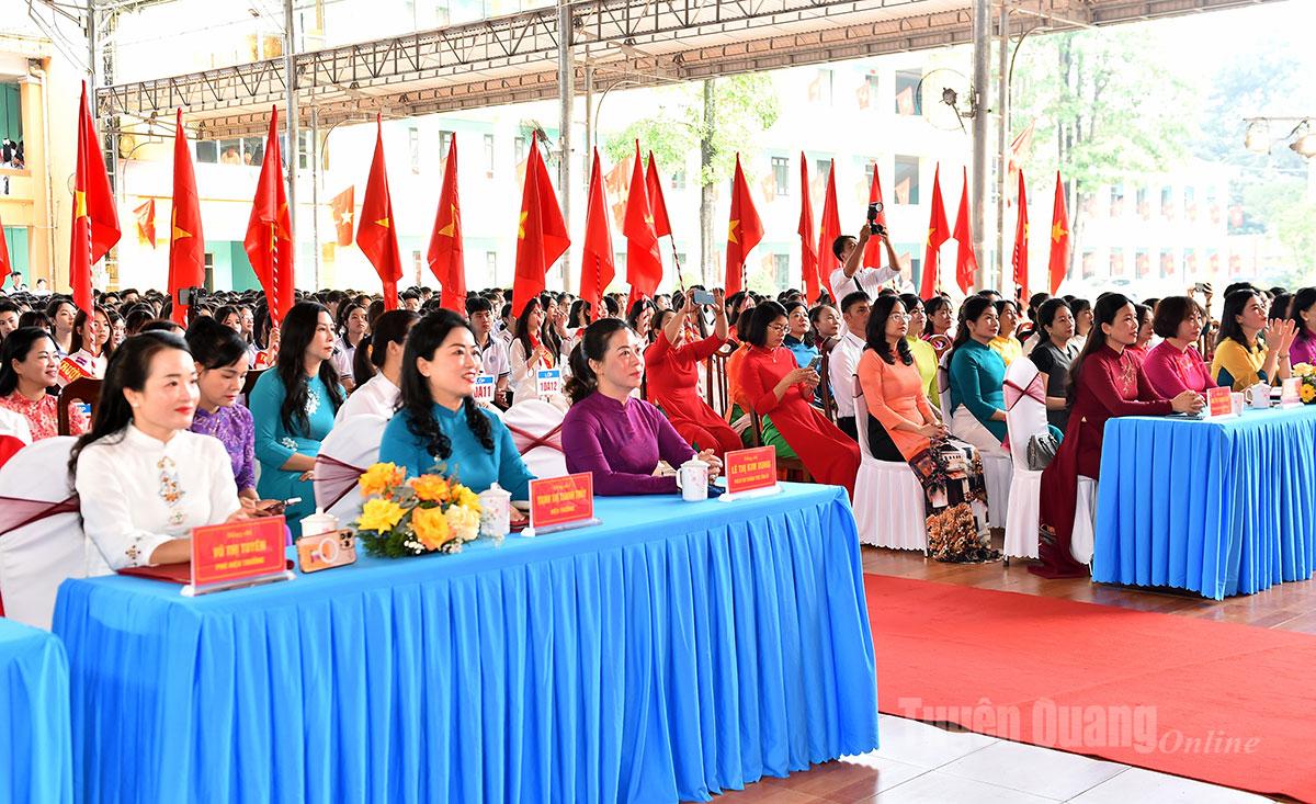 Đồng chí Lê Thị Kim Dung, Phó Bí thư Thường trực Tỉnh ủy dự khai giảng tại Trường THPT Tân Trào.