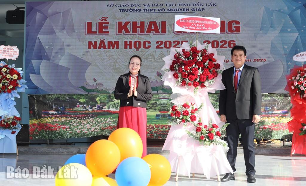 លេខាគណៈកម្មាធិការបក្សឃុំ Ea Ô H លោក Nan Byă ជូនកម្រងផ្កាអបអរសាទរវិទ្យាល័យ Vo Nguyen Giap។