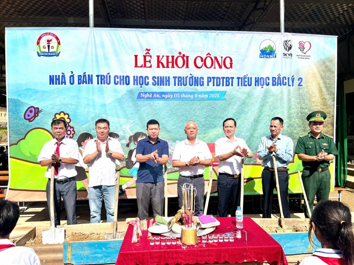 សមាគមធុរកិច្ច Nghe Tinh នៅទីក្រុងហូជីមិញ និងអ្នកមានគុណបានឧបត្ថម្ភ ១ ពាន់លានដុង ដើម្បីសាងសង់បន្ទប់ស្នាក់នៅសម្រាប់សិស្សានុសិស្សនៅឃុំ Bac Ly ខេត្ត Nghe An។