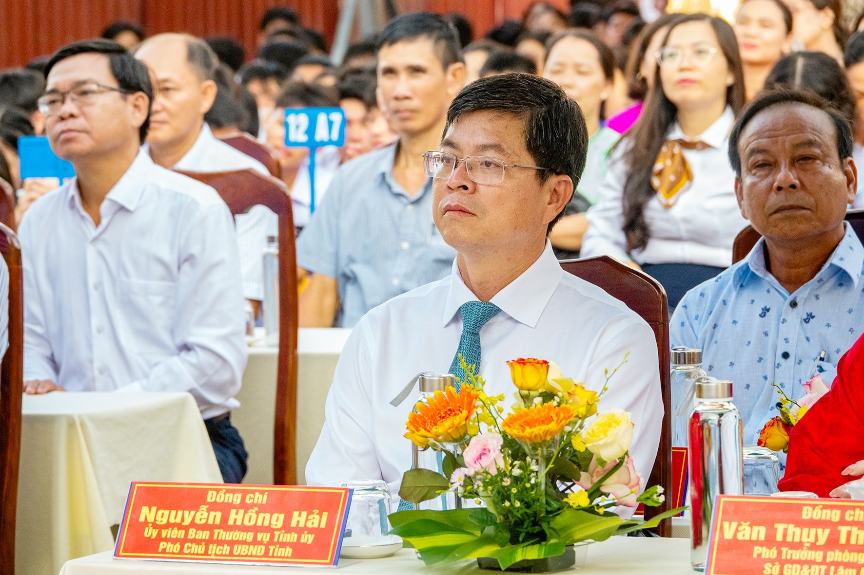 응우옌 홍 하이(Nguyen Hong Hai) 성 당 상무위원회 위원이자 성 인민위원회 부위원장이 판티엣(Phan Thiet)의 판보이쩌우(Phan Boi Chau) 고등학교에서 새 학년 개학식에 참석했습니다.