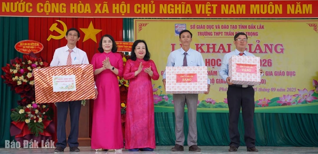 Đồng chí Cao Thị Hòa An, Phó Bí thư Thường trực Tỉnh ủy, Chủ tịch HĐND tỉnh; Võ Thị Minh Duyên, Phó Giám đốc Sở GD&ĐT tặng bộ máy vi tính cho nhà trường.