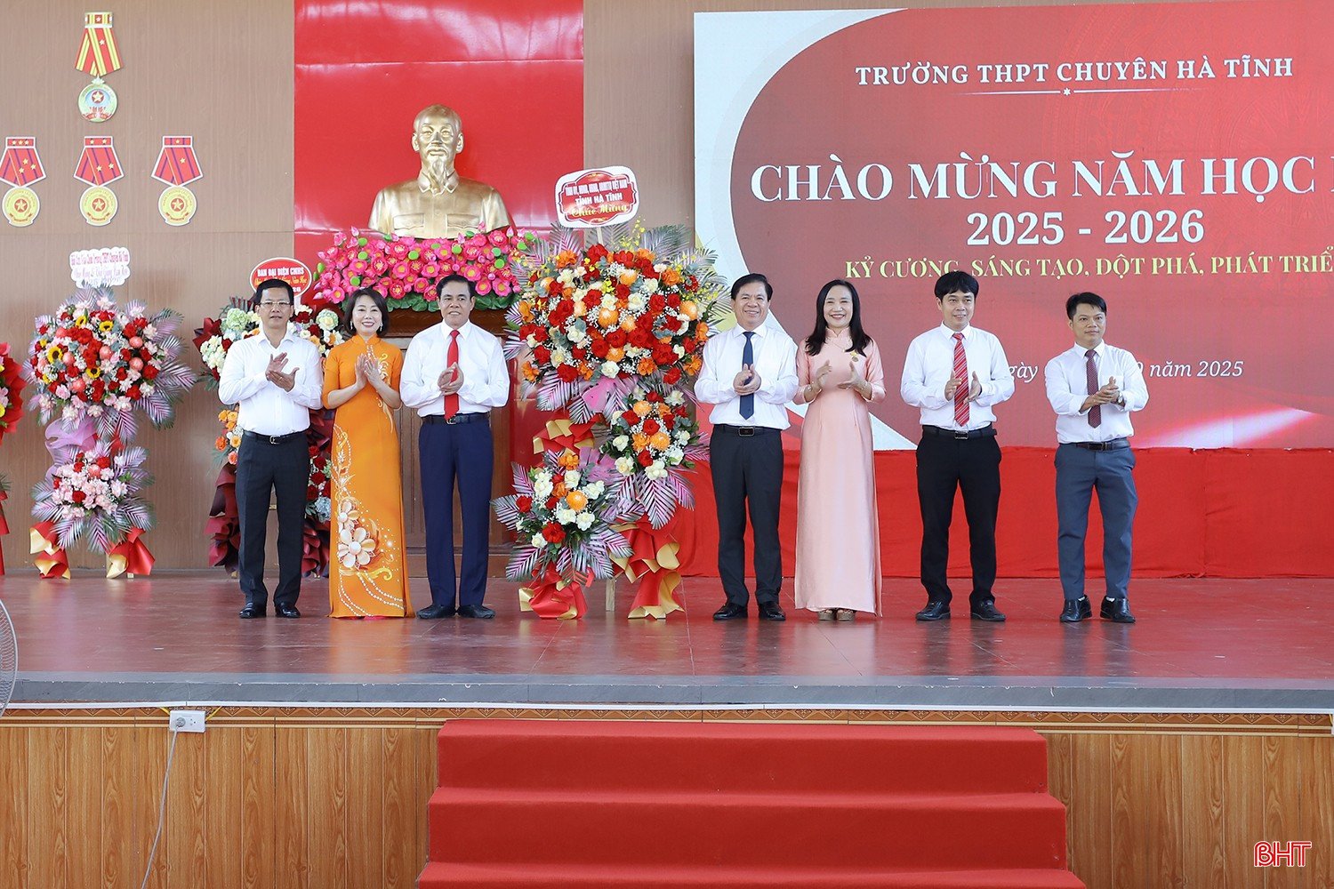 Chủ tịch UBND tỉnh Võ Trọng Hải và đoàn tặng hoa, chúc mừng Trường THPT Chuyên Hà Tĩnh.