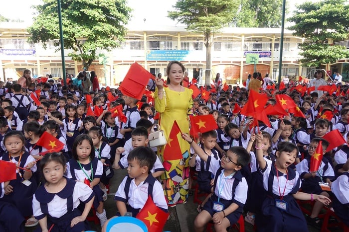 Học sinh TPHCM sẻ chia cùng đồng bào vùng lũ trong lễ khai giảng- Ảnh 7.