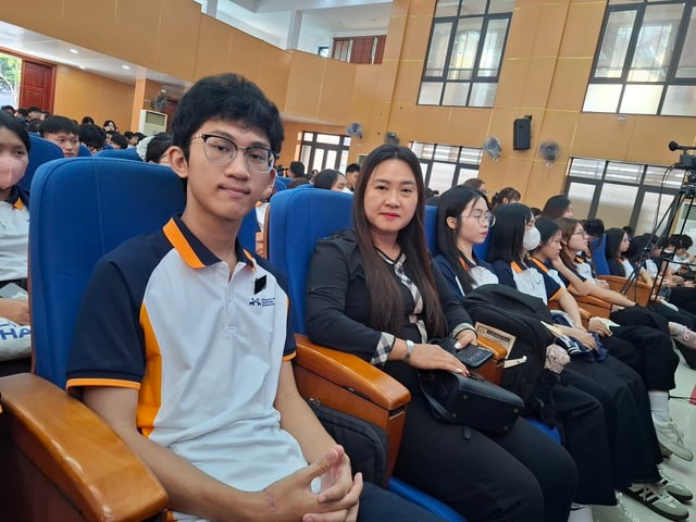 Nam sinh mất 4 người thân trong vụ lật tàu ở Hạ Long nhận học bổng- Ảnh 1.