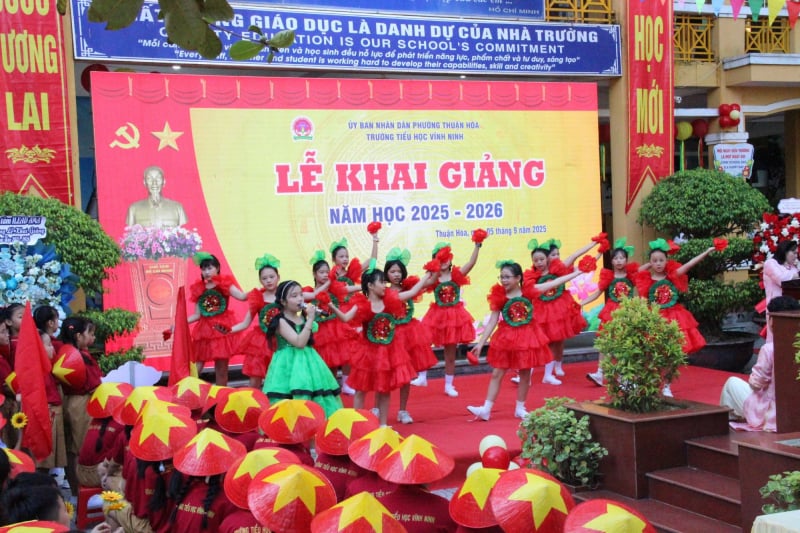 Học sinh ở TP Huế hân hoan vào năm học mới -1
