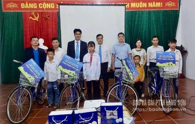 Các nhà hảo tâm trao quà cho học sinh Trường PTDT Bán trú Tiểu học và THCS Đoàn Kết nhân dịp đầu năm học 2025-2026 