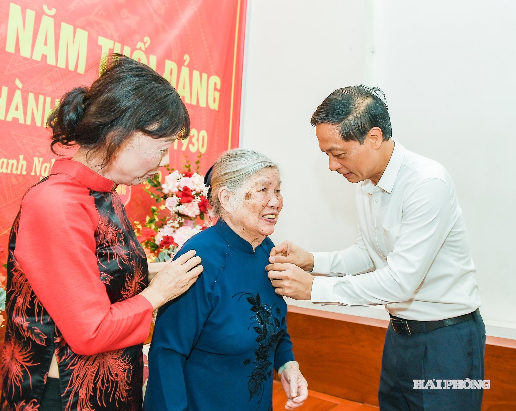 អនុលេខាអចិន្ត្រៃយ៍គណៈកម្មាធិការបក្សទីក្រុង Do Manh Hien ជូនផ្លាកសញ្ញាសមាជិកបក្ស ៨០ឆ្នាំជូនចំពោះសមមិត្ត Nguyen Thi Thanh។