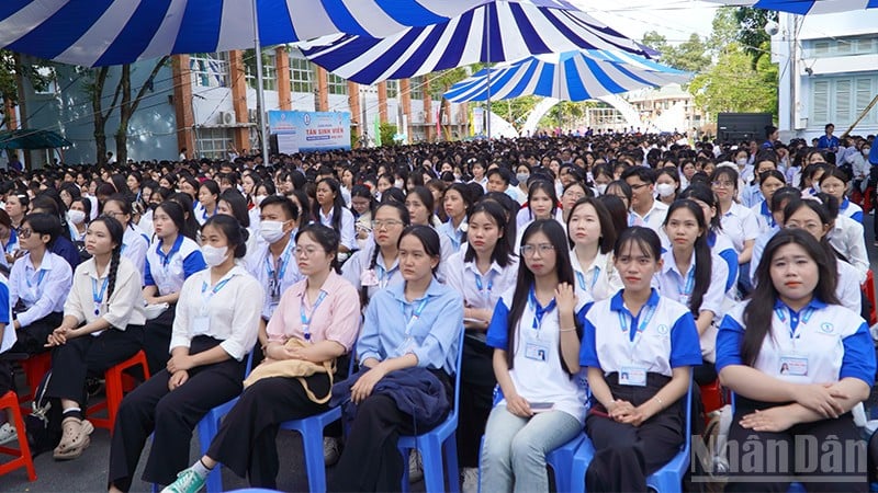 동탑대학교 신입생들이 새 학년 개학식에 참석했습니다.