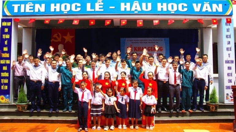 can-bo-chien-si-nhan-dan-va-cac-chau-tren-dao-truong-sa-chao-don-nam-hoc-moi.jpg