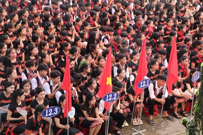 Quảng Trị: Xúc động hình ảnh Biên phòng cõng học sinh qua suối đến trường khai giảng năm học mới - Ảnh 9.