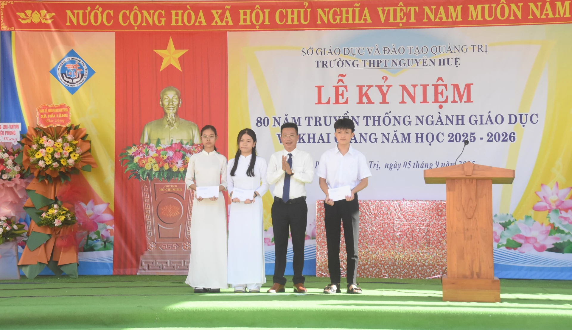 ថ្នាក់​ដឹក​នាំ​មន្ទីរ​អប់រំ និង​បណ្ដុះបណ្ដាល​ផ្ដល់​អាហារូបករណ៍​ដល់​សិស្សានុសិស្ស​ក្នុង​ស្ថានភាព​លំបាក - រូបថត៖ DV