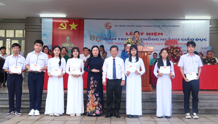 Học sinh TPHCM sẻ chia cùng đồng bào vùng lũ trong lễ khai giảng- Ảnh 9.