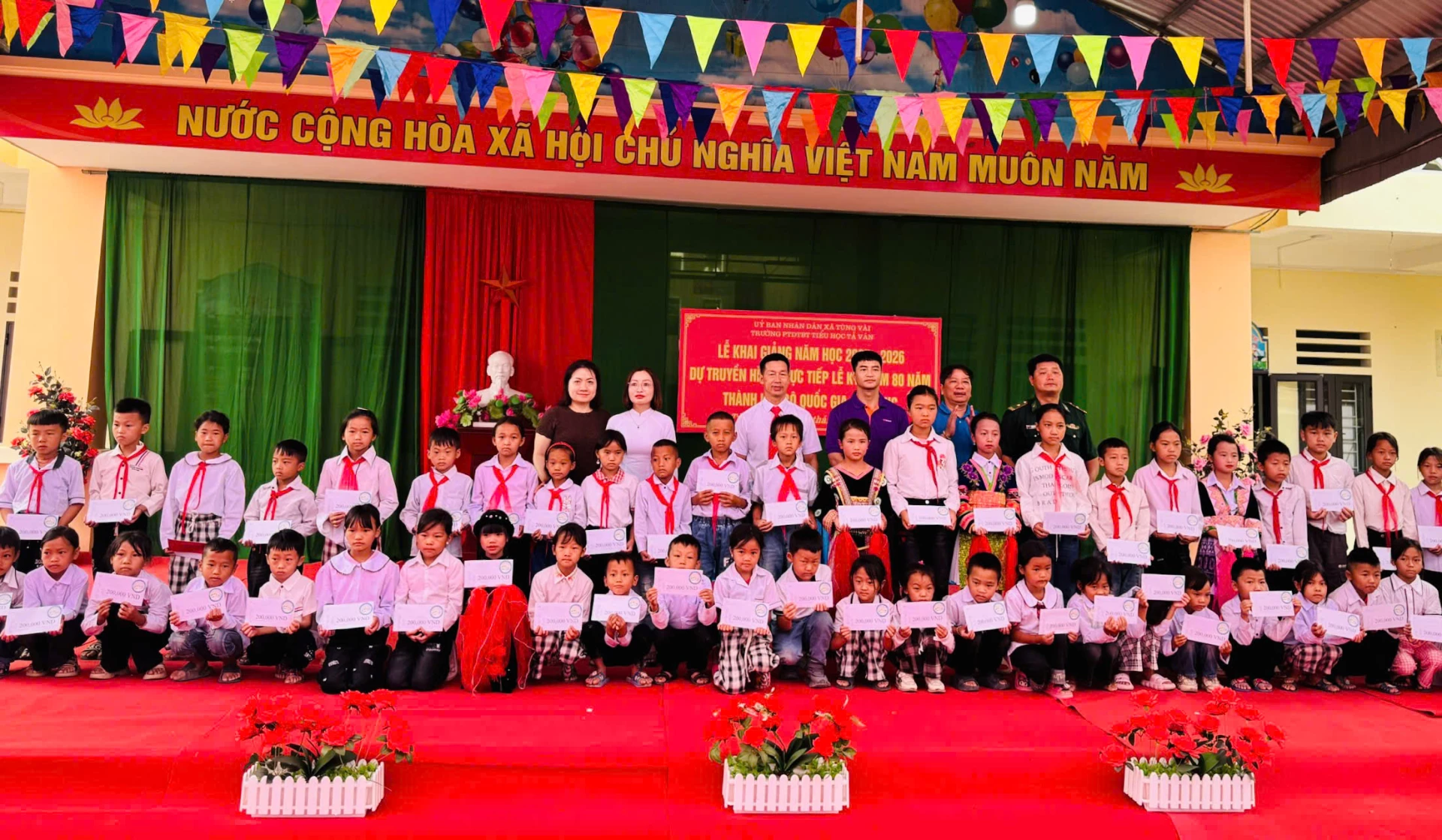 តំណាងមូលនិធិអាហារូបករណ៍ - មូលនិធិផ្កាយខាងជើងនៃធនាគារ Tien Phong និងធនាគារភាគហ៊ុនបច្ចេកវិទ្យា និងពាណិជ្ជកម្មវៀតណាម (Techcombank) បានប្រគល់អំណោយដល់សិស្សានុសិស្សនៅសាលាបឋមសិក្សាតាវ៉ាន់សម្រាប់ជនជាតិភាគតិច ឃុំតឹងវៃ។