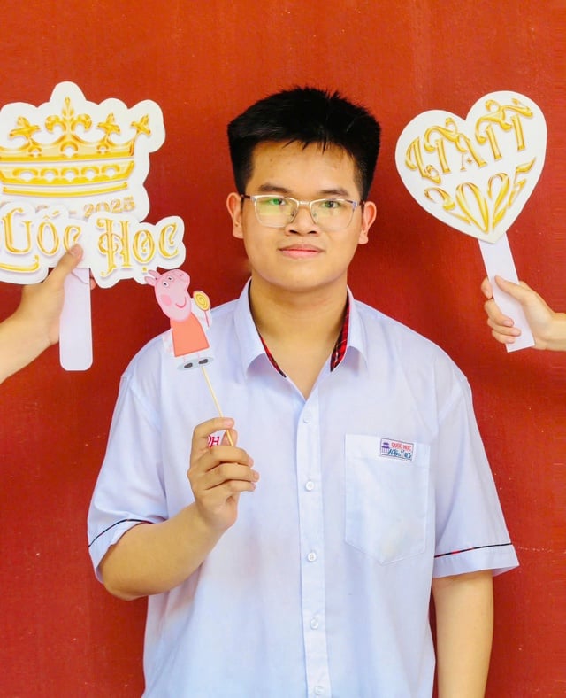 Các thủ khoa Trường ĐH Bách khoa TP.HCM cùng đạt điểm tuyệt đối môn toán - Ảnh 2.