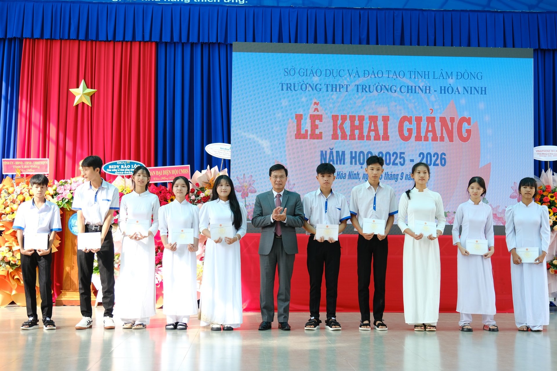 Phó Chủ tịch tỉnh Lâm Đồng Đinh Văn Tuấn trao học bổng cho học sinh nghèo vượt khó