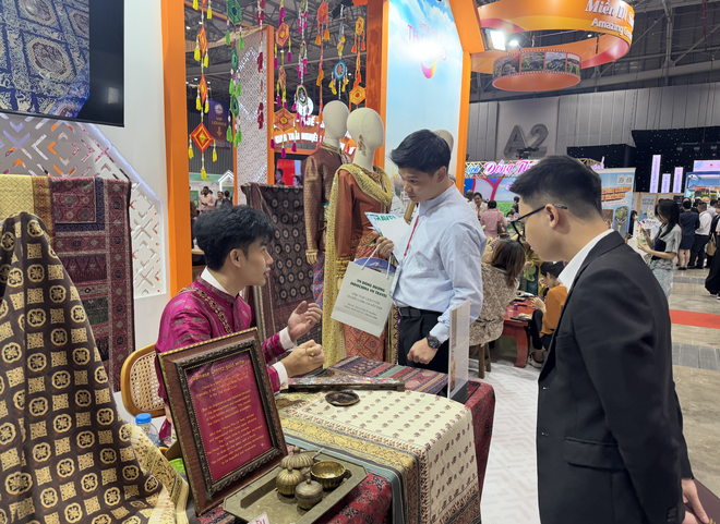 Trai đẹp Thái Lan hồi sinh vải thất truyền 400 năm gây 'sốt' hội chợ du lịch- Ảnh 8.