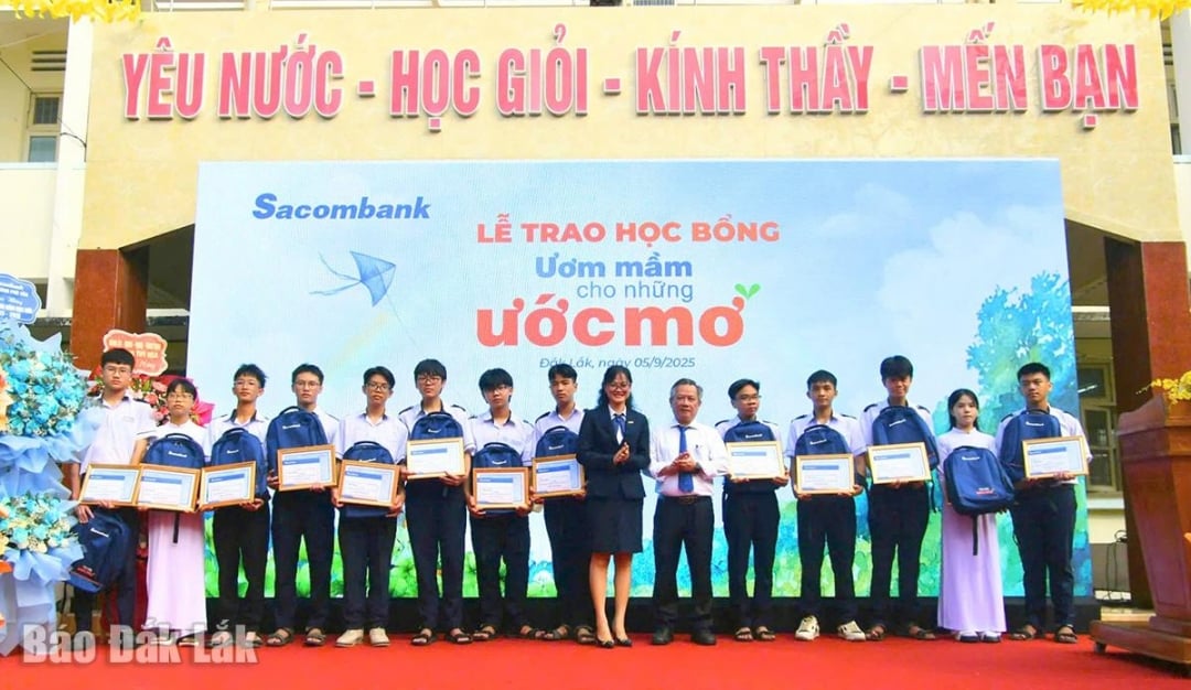 សិស្សនៃវិទ្យាល័យ Luong Van Chanh for the Gifted ទទួលបានអាហារូបករណ៍ Nurturing Dreams ឆ្នាំ 2025។