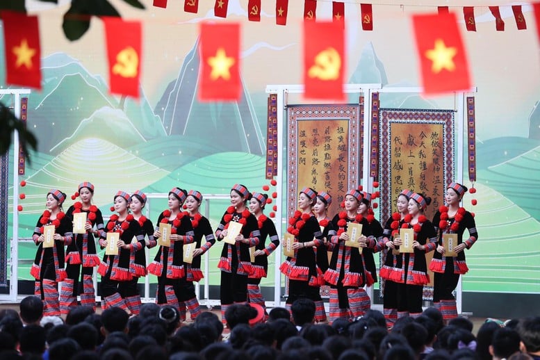 Không khí hân hoan khai giảng năm học mới lan tỏa khắp mọi miền Tổ quốc- Ảnh 25.