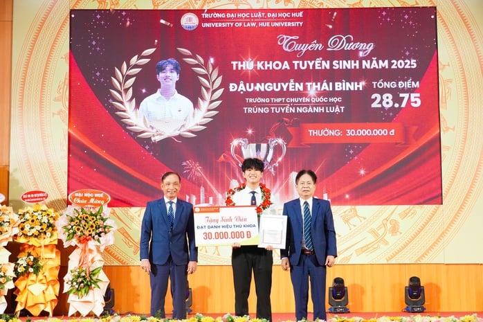 Hành động đẹp của nam thủ khoa Trường ĐH Luật Huế- Ảnh 2.