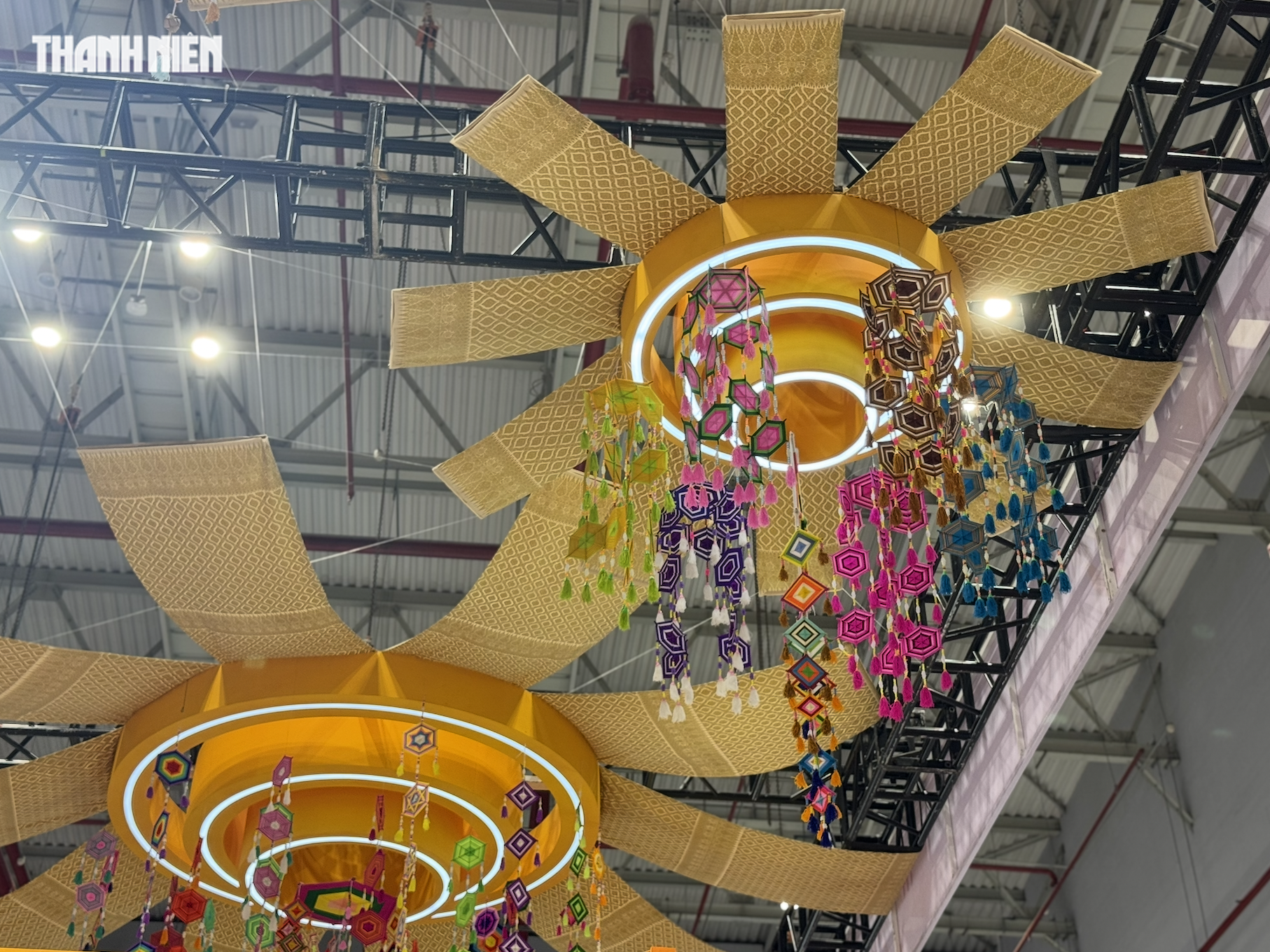 Trai đẹp Thái Lan hồi sinh vải thất truyền 400 năm gây 'sốt' hội chợ du lịch- Ảnh 4.